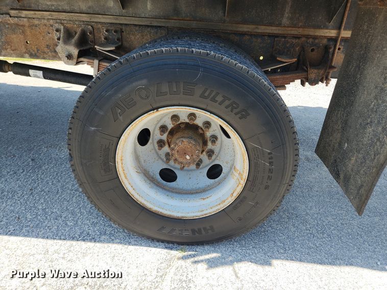 image for item LX9703 2004 Chevrolet C7500  flatbed truck