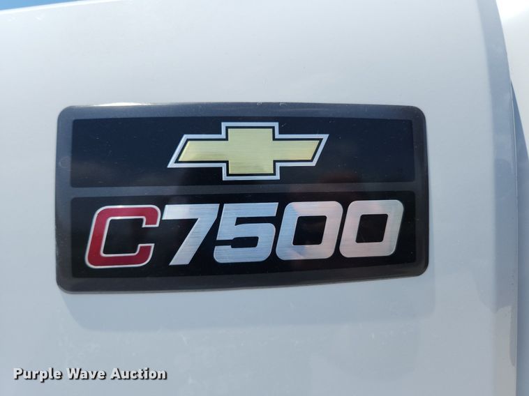 image for item LX9703 2004 Chevrolet C7500  flatbed truck