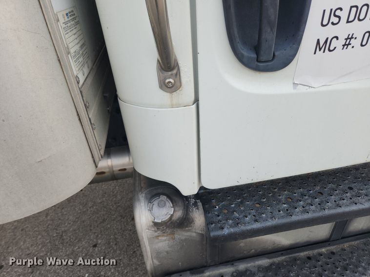 image for item LX9717 2015 Freightliner Business Class M2  box truck