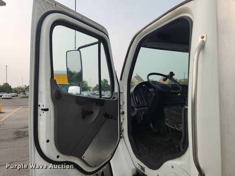 image for item LX9717 2015 Freightliner Business Class M2  box truck