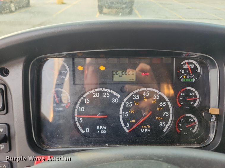 image for item LX9717 2015 Freightliner Business Class M2  box truck