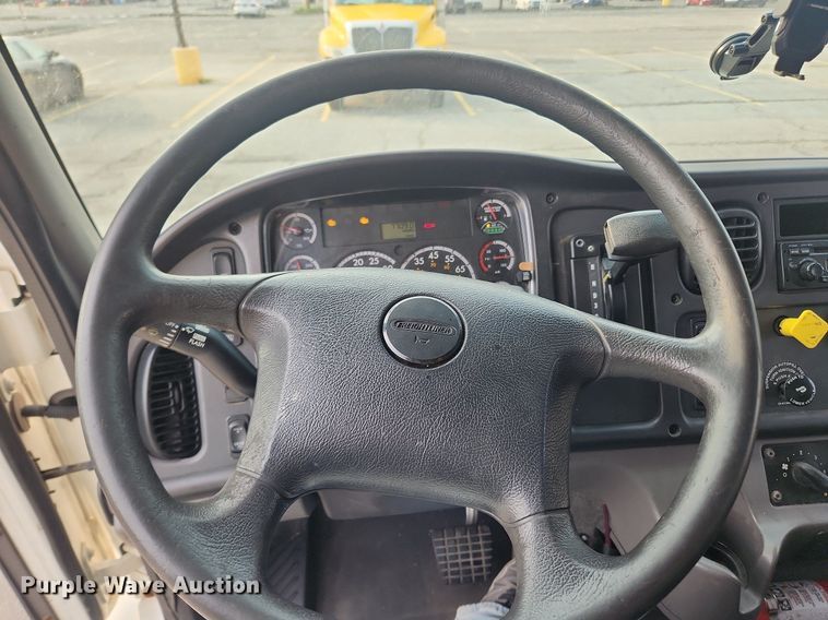 image for item LX9717 2015 Freightliner Business Class M2  box truck