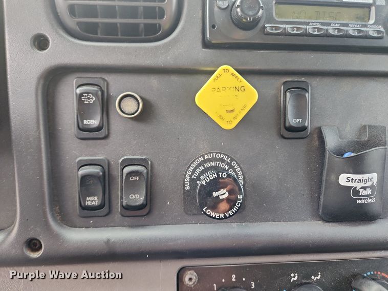 image for item LX9717 2015 Freightliner Business Class M2  box truck