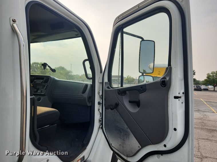 image for item LX9717 2015 Freightliner Business Class M2  box truck