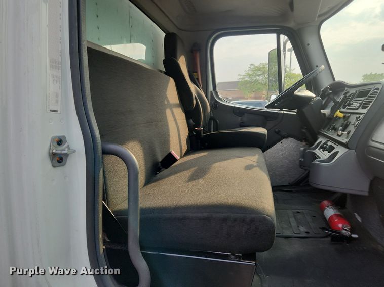 image for item LX9717 2015 Freightliner Business Class M2  box truck