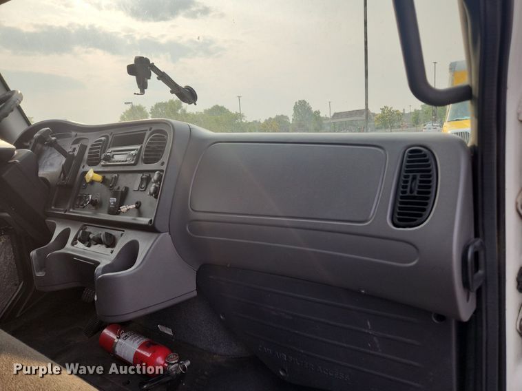 image for item LX9717 2015 Freightliner Business Class M2  box truck