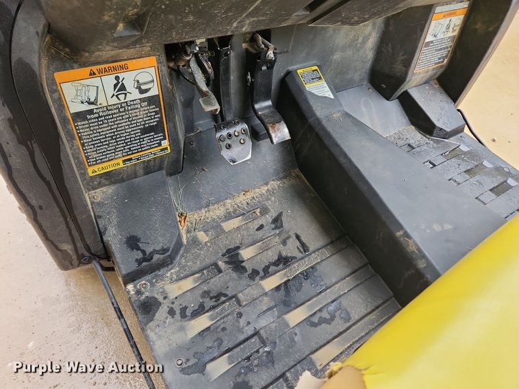 image for item LX9721 2016 John Deere Gator XUV550  utility vehicle