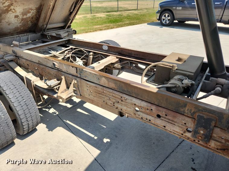 image for item LX9722 2004 Ford F450 Super Duty XL  dump truck