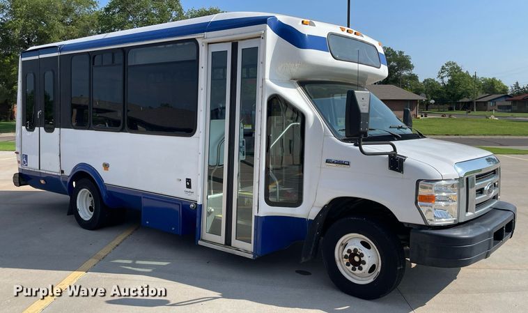 image for item LY9792 2012 Ford E450 Super Duty  shuttle bus