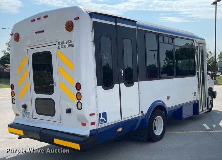 image for item LY9792 2012 Ford E450 Super Duty  shuttle bus