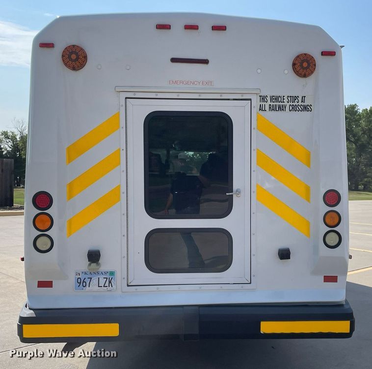 image for item LY9792 2012 Ford E450 Super Duty  shuttle bus