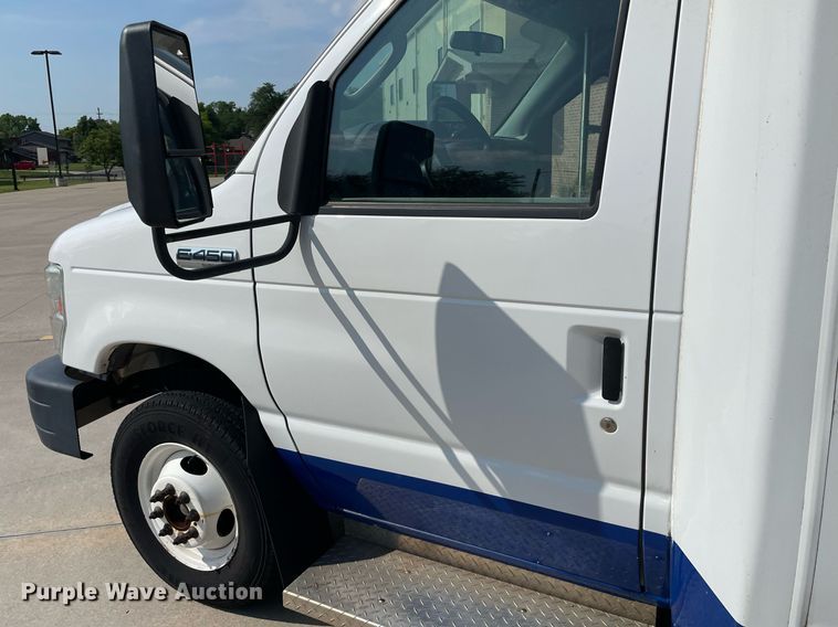 image for item LY9792 2012 Ford E450 Super Duty  shuttle bus