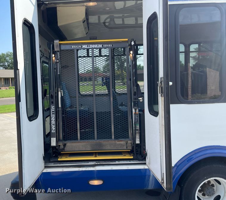 image for item LY9792 2012 Ford E450 Super Duty  shuttle bus