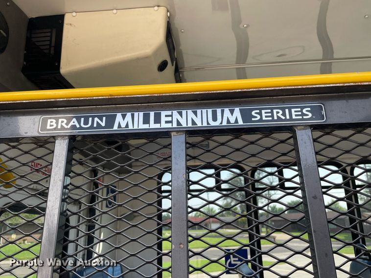 image for item LY9792 2012 Ford E450 Super Duty  shuttle bus