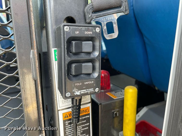 image for item LY9792 2012 Ford E450 Super Duty  shuttle bus