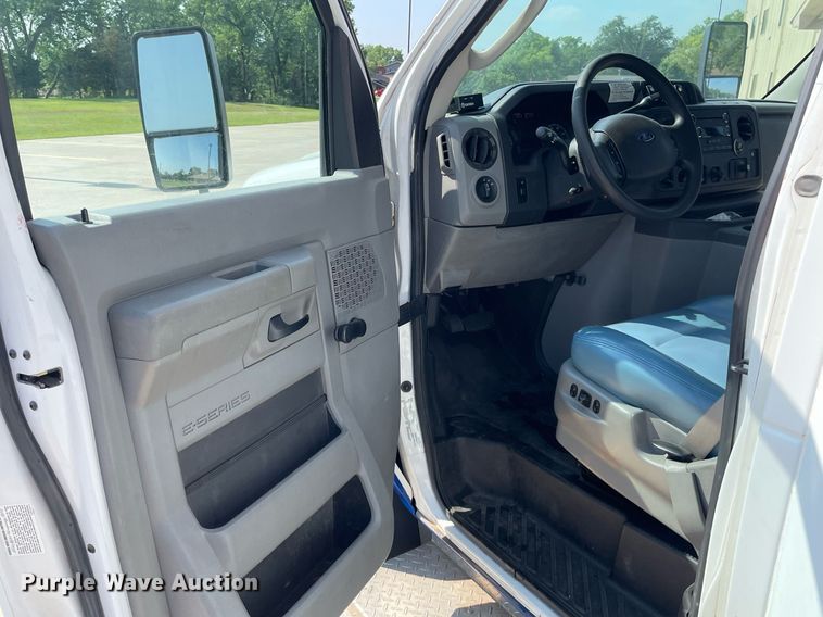 image for item LY9792 2012 Ford E450 Super Duty  shuttle bus