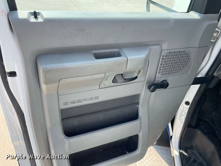 image for item LY9792 2012 Ford E450 Super Duty  shuttle bus