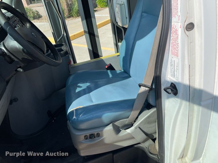 image for item LY9792 2012 Ford E450 Super Duty  shuttle bus