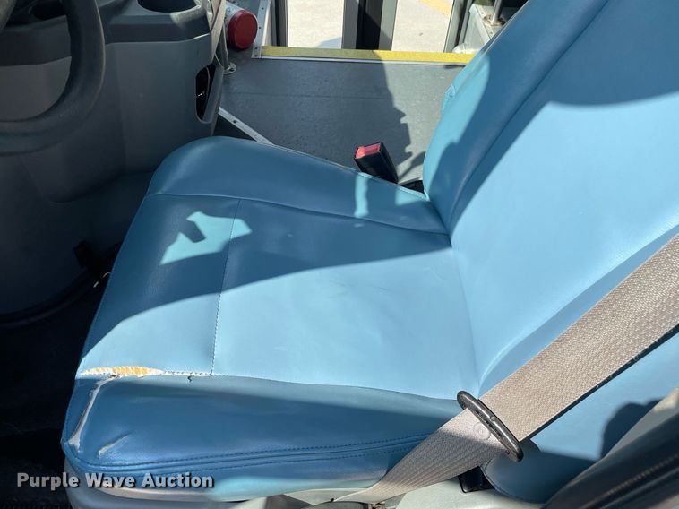 image for item LY9792 2012 Ford E450 Super Duty  shuttle bus