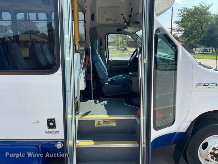 image for item LY9792 2012 Ford E450 Super Duty  shuttle bus