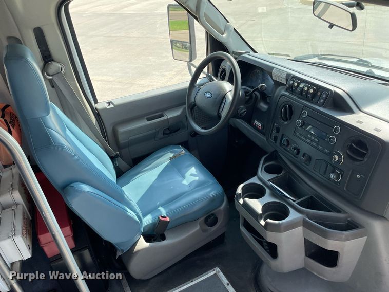 image for item LY9792 2012 Ford E450 Super Duty  shuttle bus