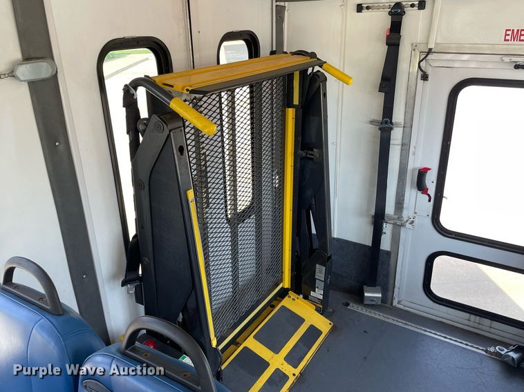 image for item LY9792 2012 Ford E450 Super Duty  shuttle bus