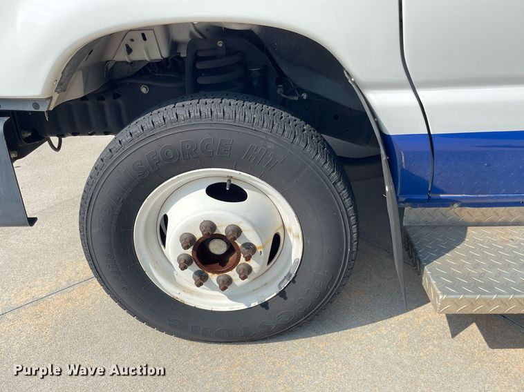 image for item LY9792 2012 Ford E450 Super Duty  shuttle bus