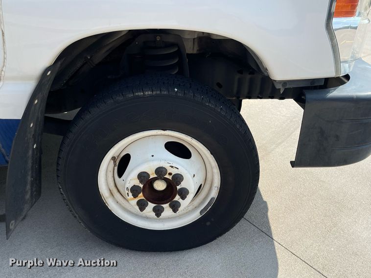 image for item LY9792 2012 Ford E450 Super Duty  shuttle bus