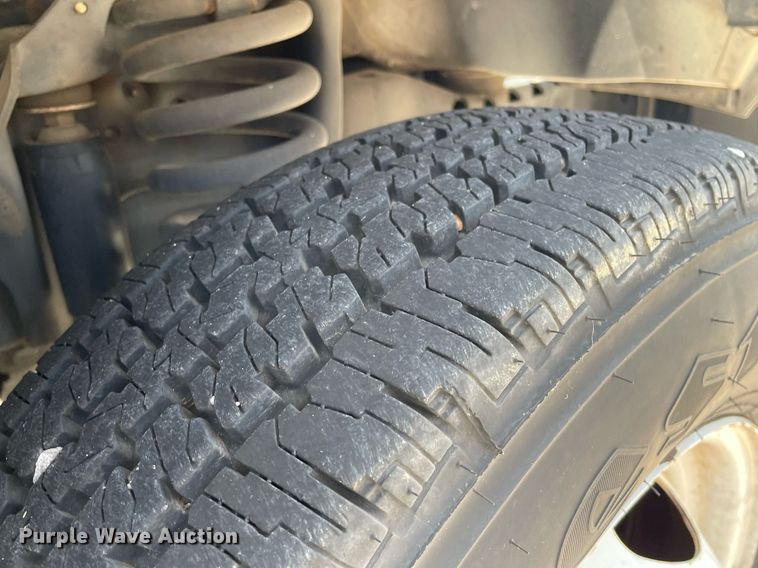 image for item LY9792 2012 Ford E450 Super Duty  shuttle bus