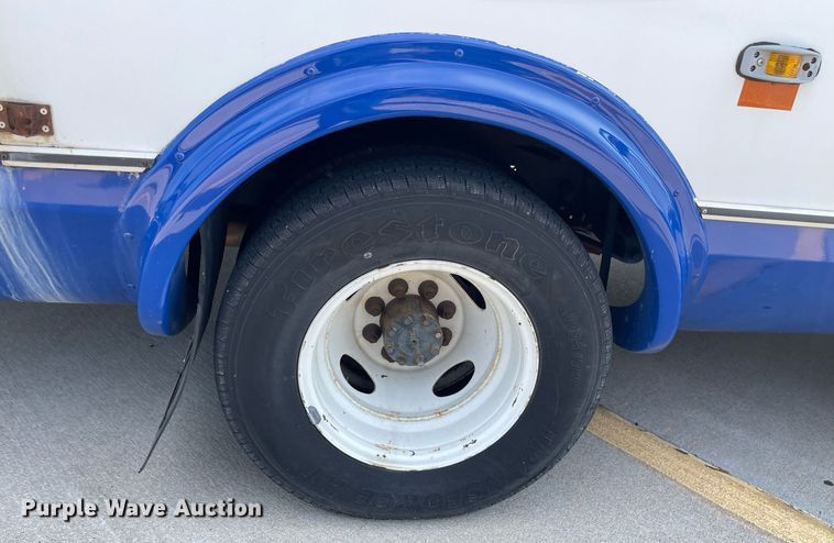 image for item LY9792 2012 Ford E450 Super Duty  shuttle bus