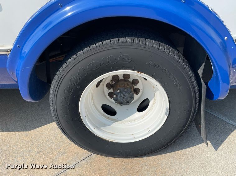 image for item LY9792 2012 Ford E450 Super Duty  shuttle bus