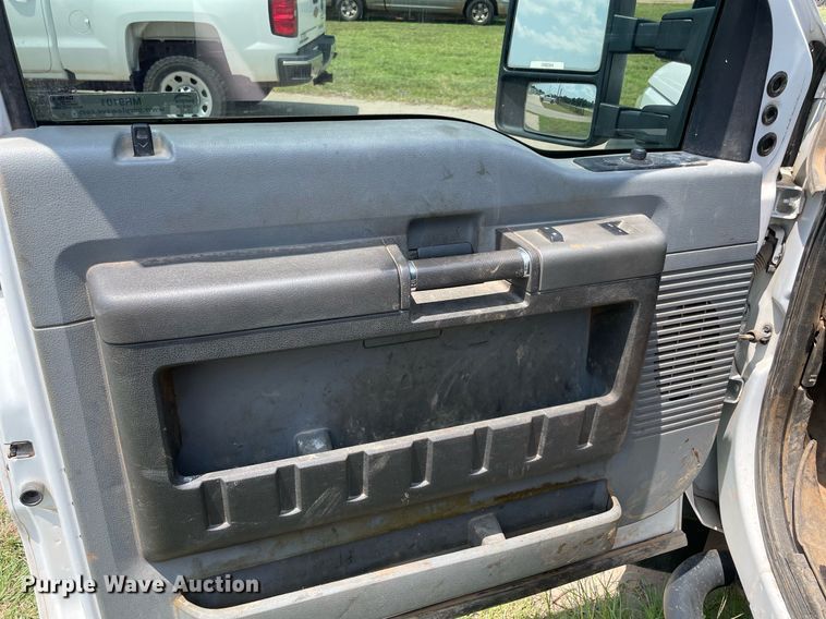 image for item MR9101 2012 Ford F550 Super Duty  SuperCab winch truck