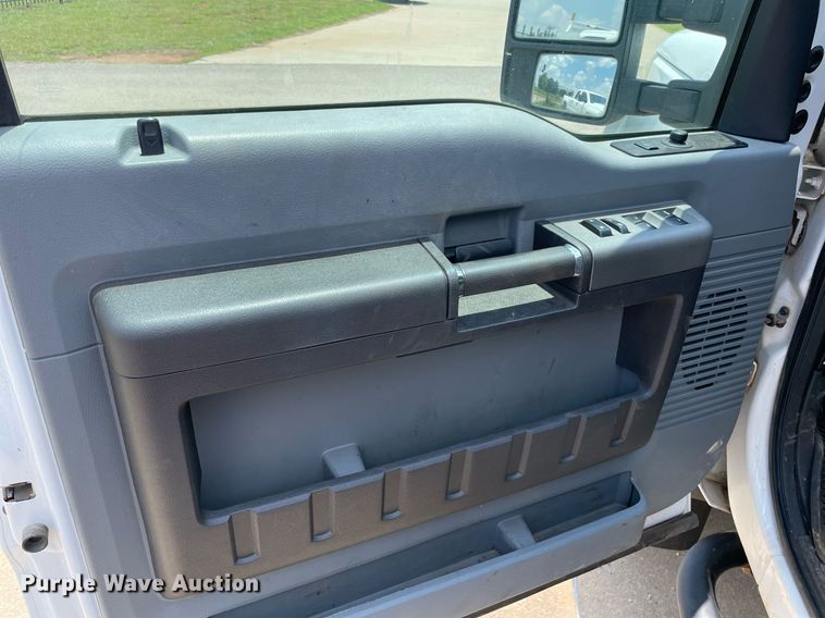 image for item MR9106 2011 Ford F550 Super Duty  Crew Cab flatbed truck