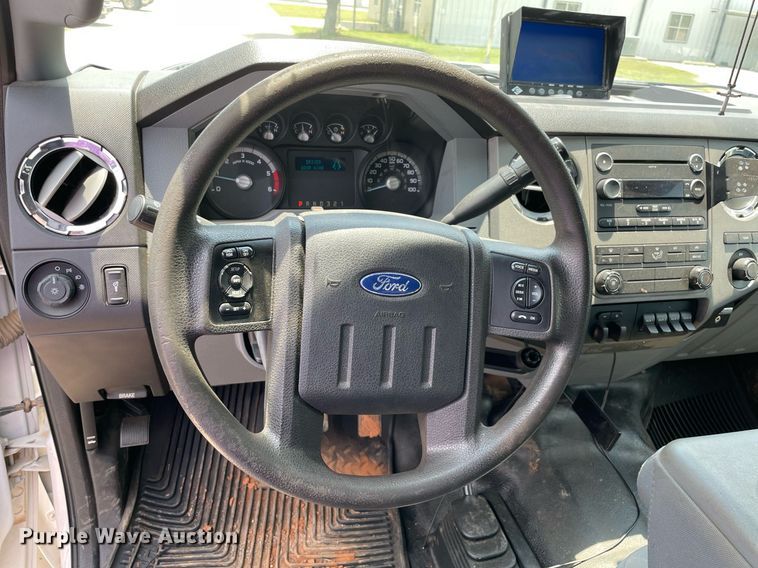 image for item MR9106 2011 Ford F550 Super Duty  Crew Cab flatbed truck