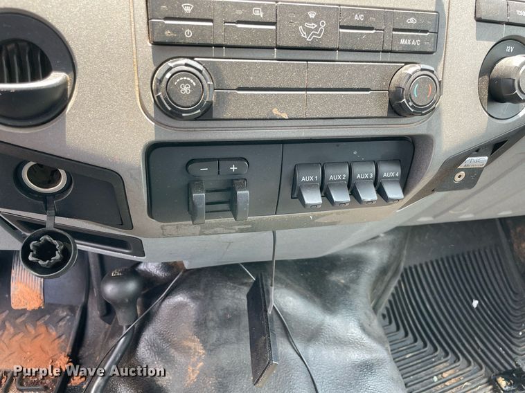 image for item MR9106 2011 Ford F550 Super Duty  Crew Cab flatbed truck