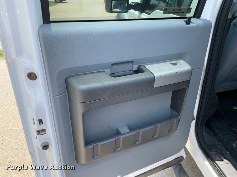 image for item MR9106 2011 Ford F550 Super Duty  Crew Cab flatbed truck