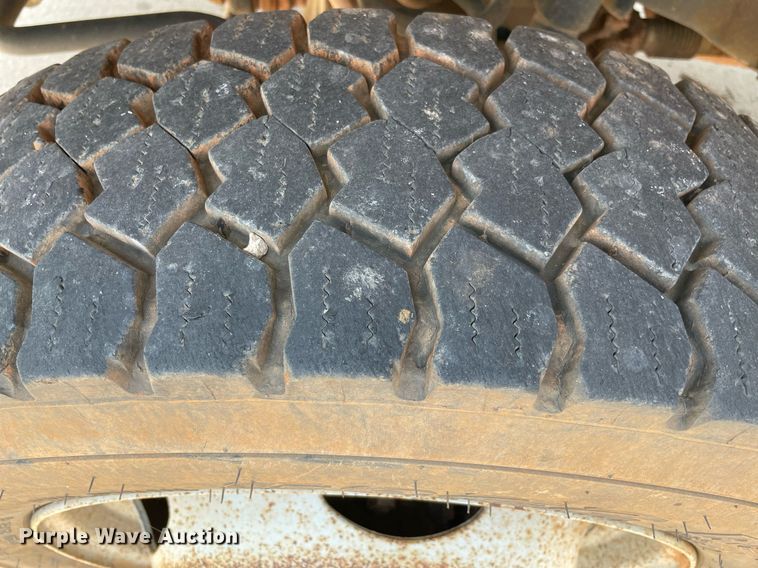 image for item MR9106 2011 Ford F550 Super Duty  Crew Cab flatbed truck