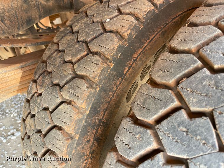 image for item MR9106 2011 Ford F550 Super Duty  Crew Cab flatbed truck