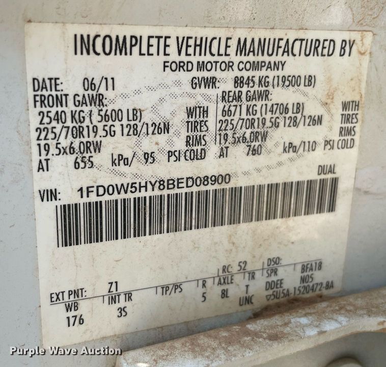 image for item MR9106 2011 Ford F550 Super Duty  Crew Cab flatbed truck