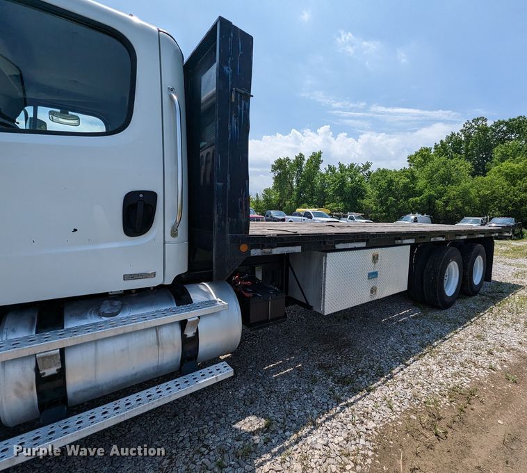 image for item MX9307 2007 Freightliner Business Class M2  flatbed truck