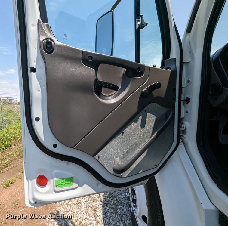 image for item MX9307 2007 Freightliner Business Class M2  flatbed truck