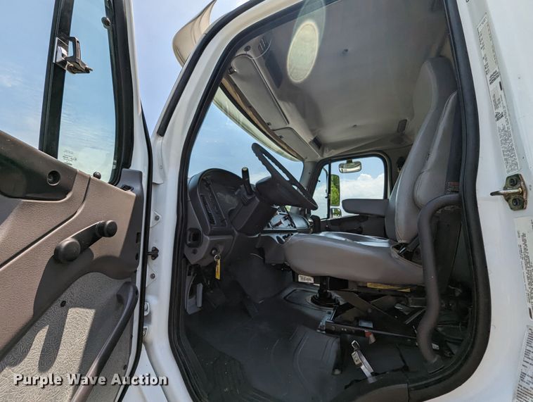 image for item MX9307 2007 Freightliner Business Class M2  flatbed truck