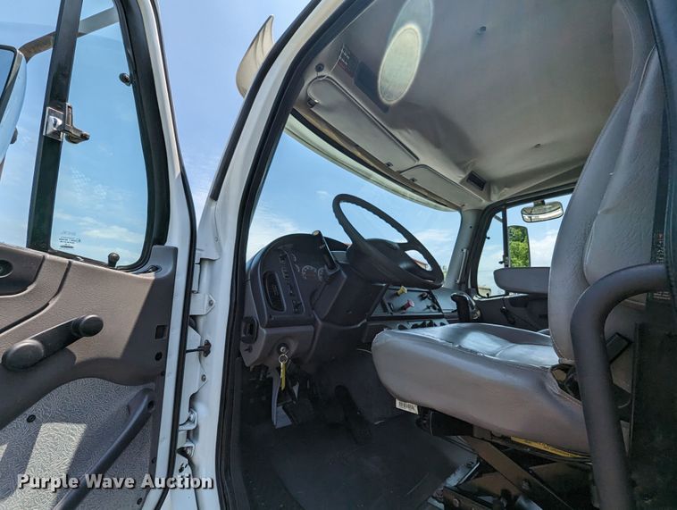 image for item MX9307 2007 Freightliner Business Class M2  flatbed truck