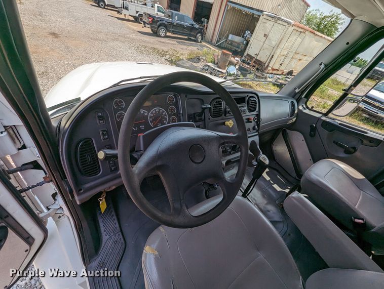 image for item MX9307 2007 Freightliner Business Class M2  flatbed truck