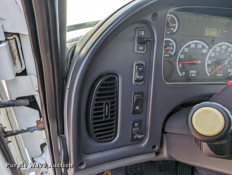 image for item MX9307 2007 Freightliner Business Class M2  flatbed truck