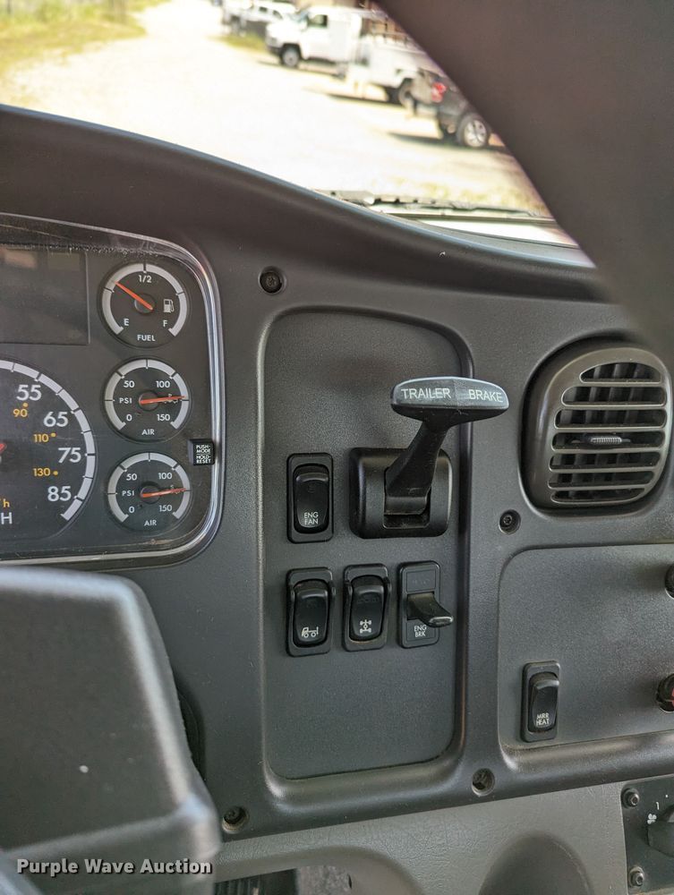 image for item MX9307 2007 Freightliner Business Class M2  flatbed truck