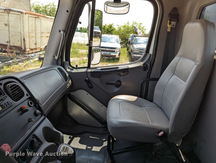 image for item MX9307 2007 Freightliner Business Class M2  flatbed truck