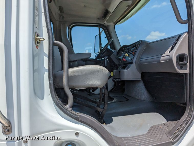 image for item MX9307 2007 Freightliner Business Class M2  flatbed truck