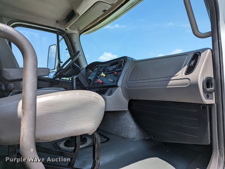 image for item MX9307 2007 Freightliner Business Class M2  flatbed truck