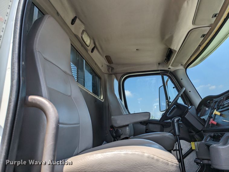 image for item MX9307 2007 Freightliner Business Class M2  flatbed truck